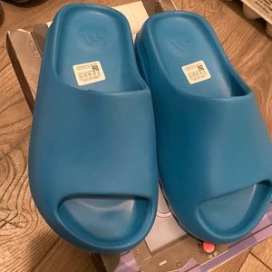 Yeezy slide  sz 5